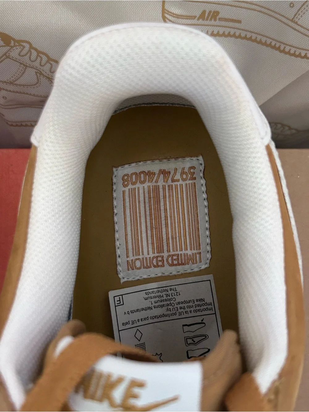 Nike Men's Low Top Sneakers in White & Brown with Drawstring Bag